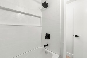 Standaard kamer, 2 slaapkamers (1 Queen and 1 Double Bed) | Badkamer | Een bad/douchecombinatie, gratis toiletartikelen, handdoeken