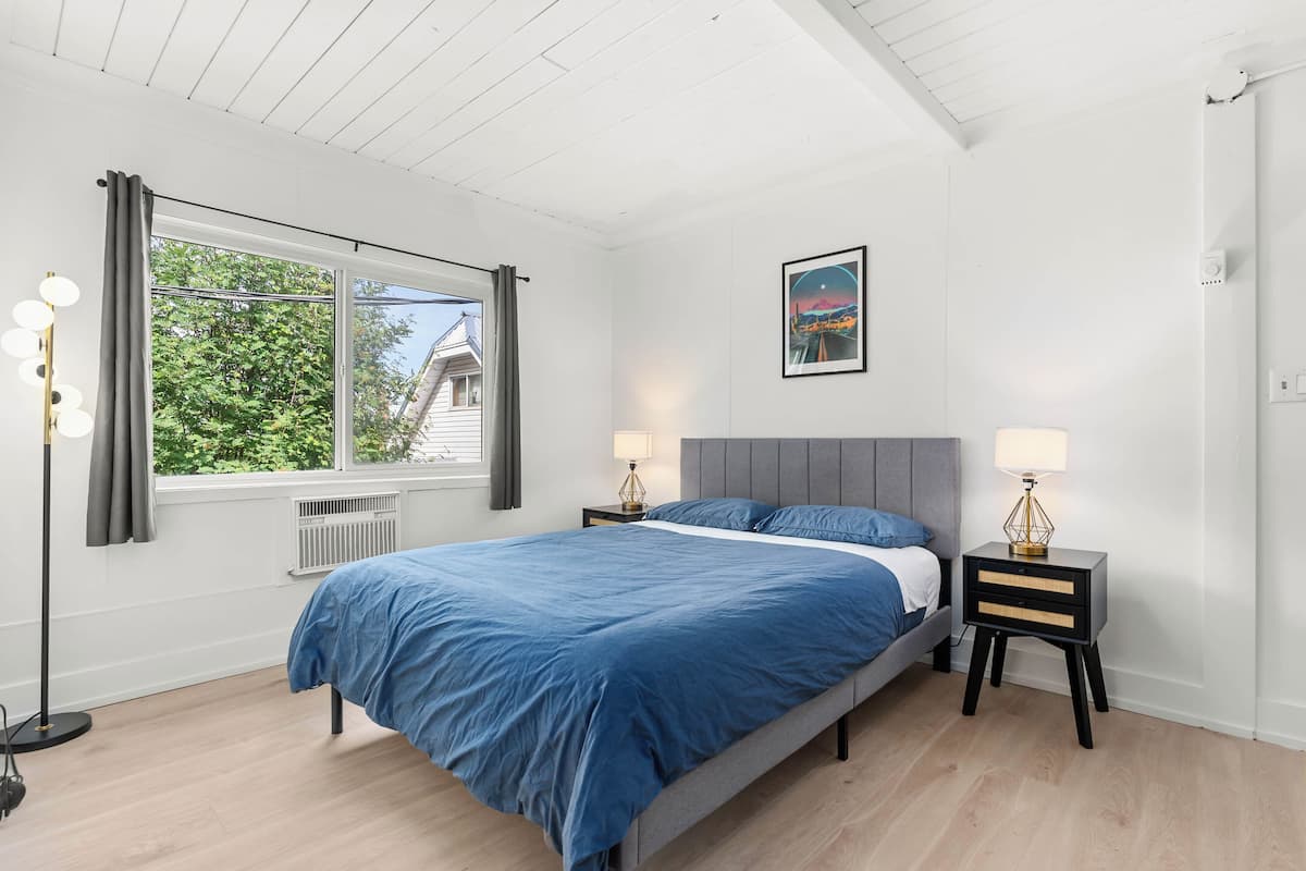 Standard Room, 2 Bedrooms (1 Queen and 1 Double Bed) | WiFi (free), bed sheets