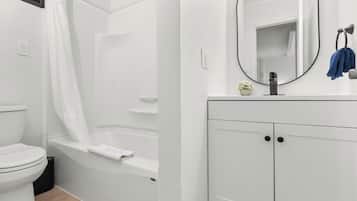Quarto standard, 2 quartos (1 Queen and 1 Double Bed) | Banheiro | Chuveiro/banheira combinados, produtos de toalete grátis