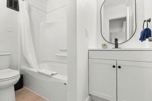 Standard Room, 2 Bedrooms (1 Queen and 1 Double Bed) | Bathroom | Combined shower/tub, free toiletries, towels - The Villager Inn (Princeton)
