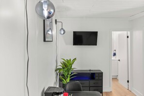 Rom – standard, 2 soverom (1 Queen and 1 Double Bed) | Oppholdsområde | En 32-tommers Flatskjerm-TV med digitale kanaler samt TV