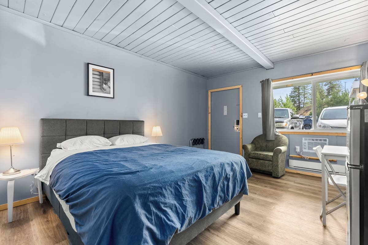 Standard Room, 1 Queen Bed | WiFi (free), bed sheets