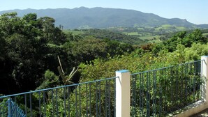 A scenic view of a mountainous landscape with lush greenery and a clear blue sky. - Chácara do Alemão - Recanto Jd.Silvestre (Vargem)