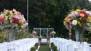 A wedding aisle with white chairs and floral decorations on either side. - Chácara do Alemão - Recanto Jd.Silvestre (Vargem)
