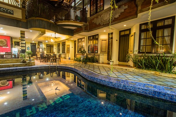 Outdoor pool - Sri Ratu Hotel (Legian)