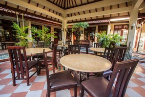 Breakfast, lunch, dinner served; international cuisine - Sri Ratu Hotel (Legian)