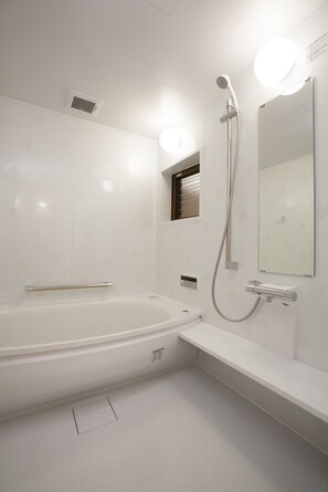 Combined shower/bathtub, deep-soaking bathtub, free toiletries, towels