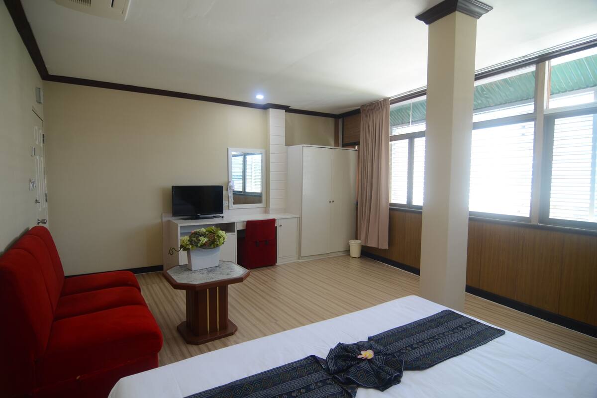 Deluxe Room, 1 Double or 2 Twin Beds | Desk, rollaway beds (surcharge), WiFi (free)