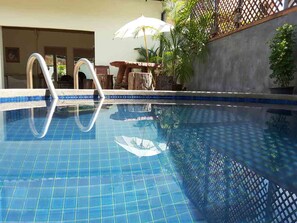 สระว่ายน้ำกลางแจ้ง