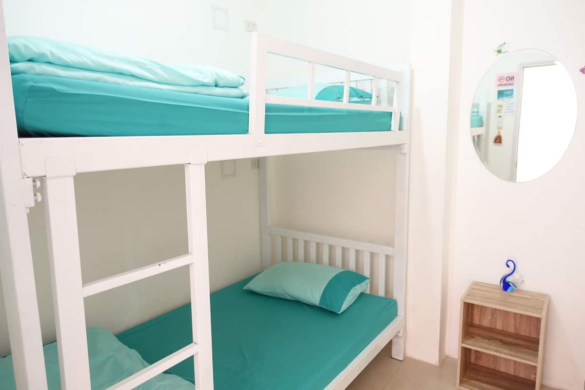 Small room Bunk with shared bathroom - no window | Tabla de planchar con plancha, wifi gratis y ropa de cama