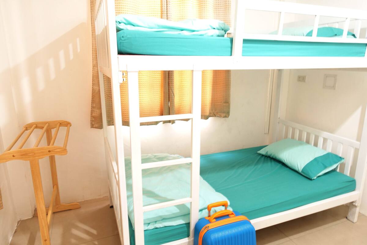 Budget bunk with Shared bathroom | 다리미/다리미판, 무료 WiFi, 침대 시트