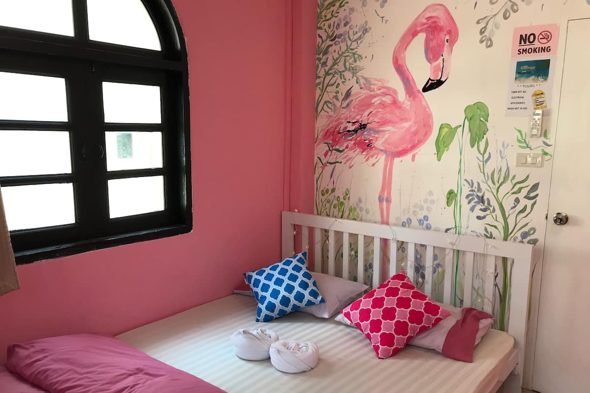Habitación doble Deluxe, 1 cama matrimonial, baño compartido | Tabla de planchar con plancha, wifi gratis y ropa de cama