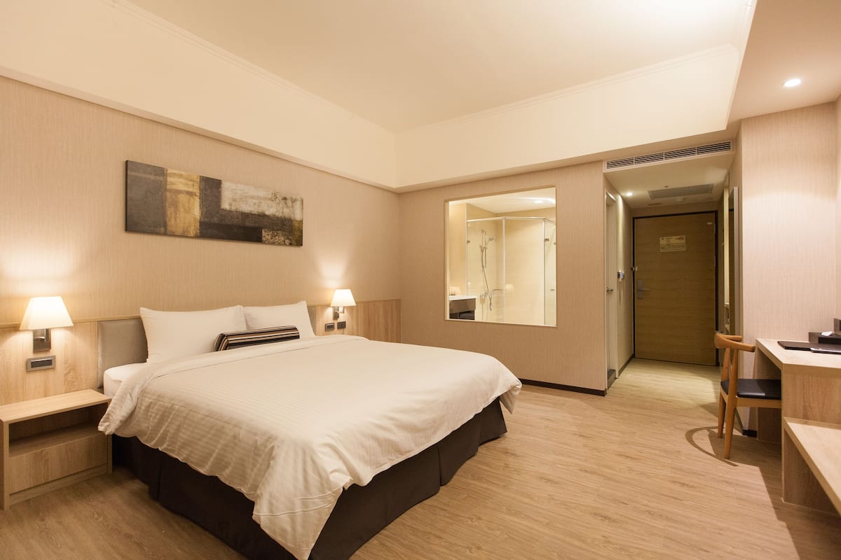 Minibar con artículos gratuitos, caja fuerte, cortinas opacas