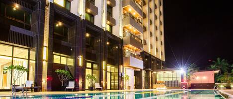 Una piscina al aire libre