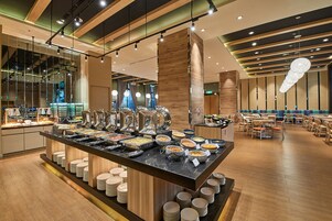 Daily buffet breakfast (TWD 396 per person)