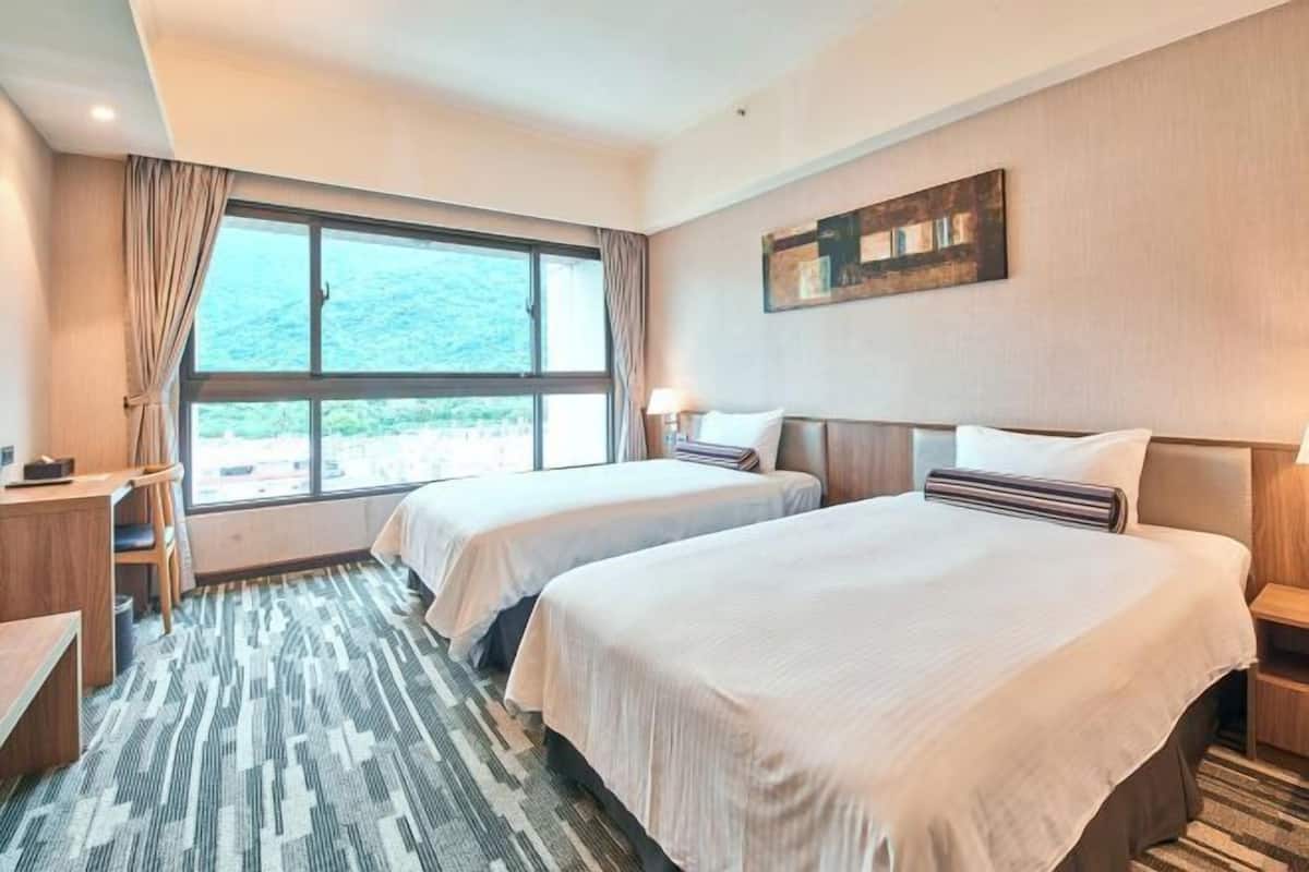 Minibar con artículos gratuitos, caja fuerte, cortinas opacas