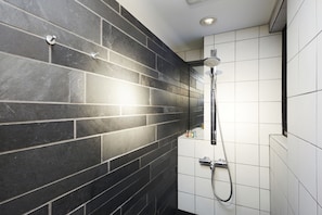 Chambre Double Supérieure, 1 grand lit, non-fumeurs, vue océan (Modern Corner, 43sqm) | Salle de bain | Articles de toilette de luxe, sÚche-cheveux, peignoirs, chaussons