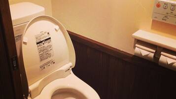 淋浴设施、免费洗浴用品、吹风机、拖鞋