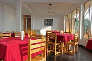 Breakfast, lunch and dinner served  - Roy Villa Beach Hotel (Beruwela)