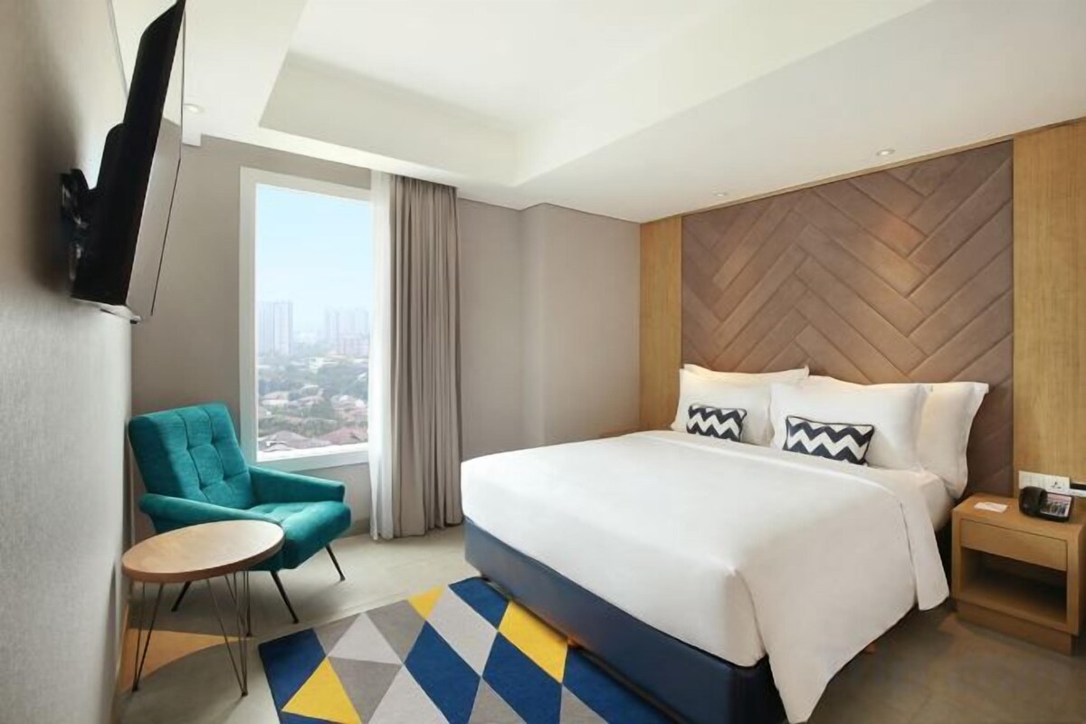 In-room safe, blackout curtains, soundproofing