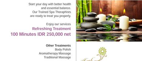 Anuncio de spa con una vela, aceites esenciales y una toalla.