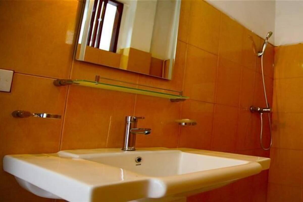 Shower, free toiletries