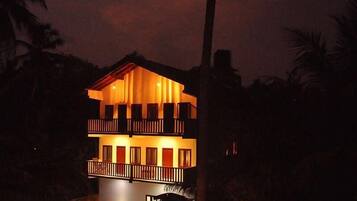 Fassade der Unterkunft – Abend/Nacht