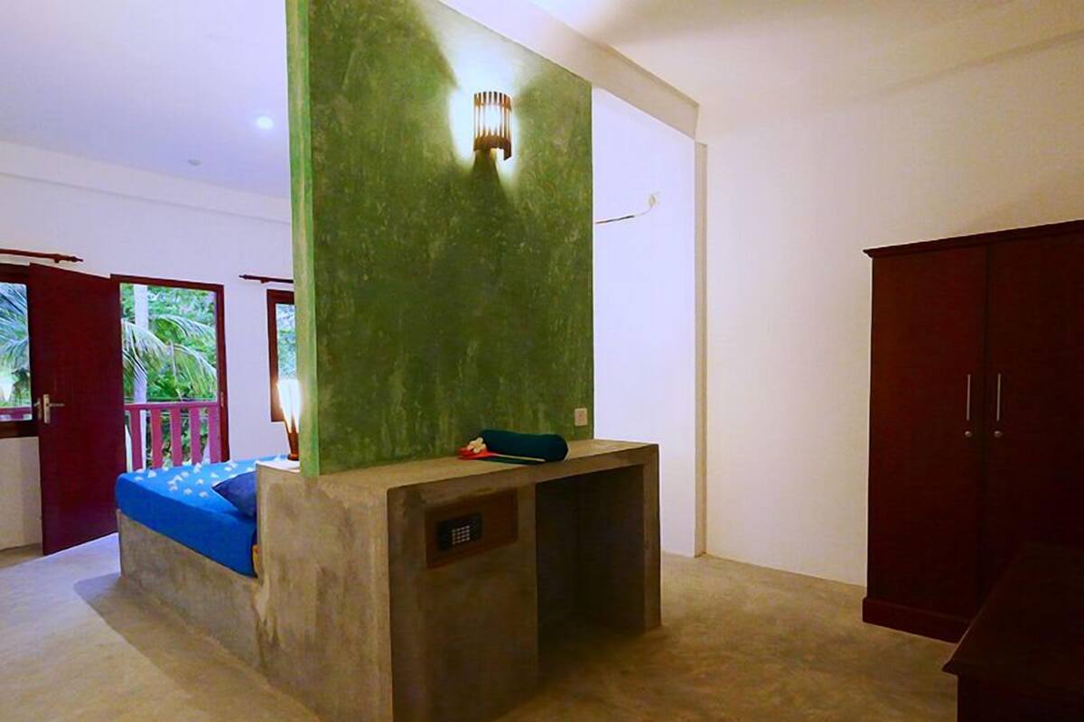 Desk, rollaway beds, free WiFi
