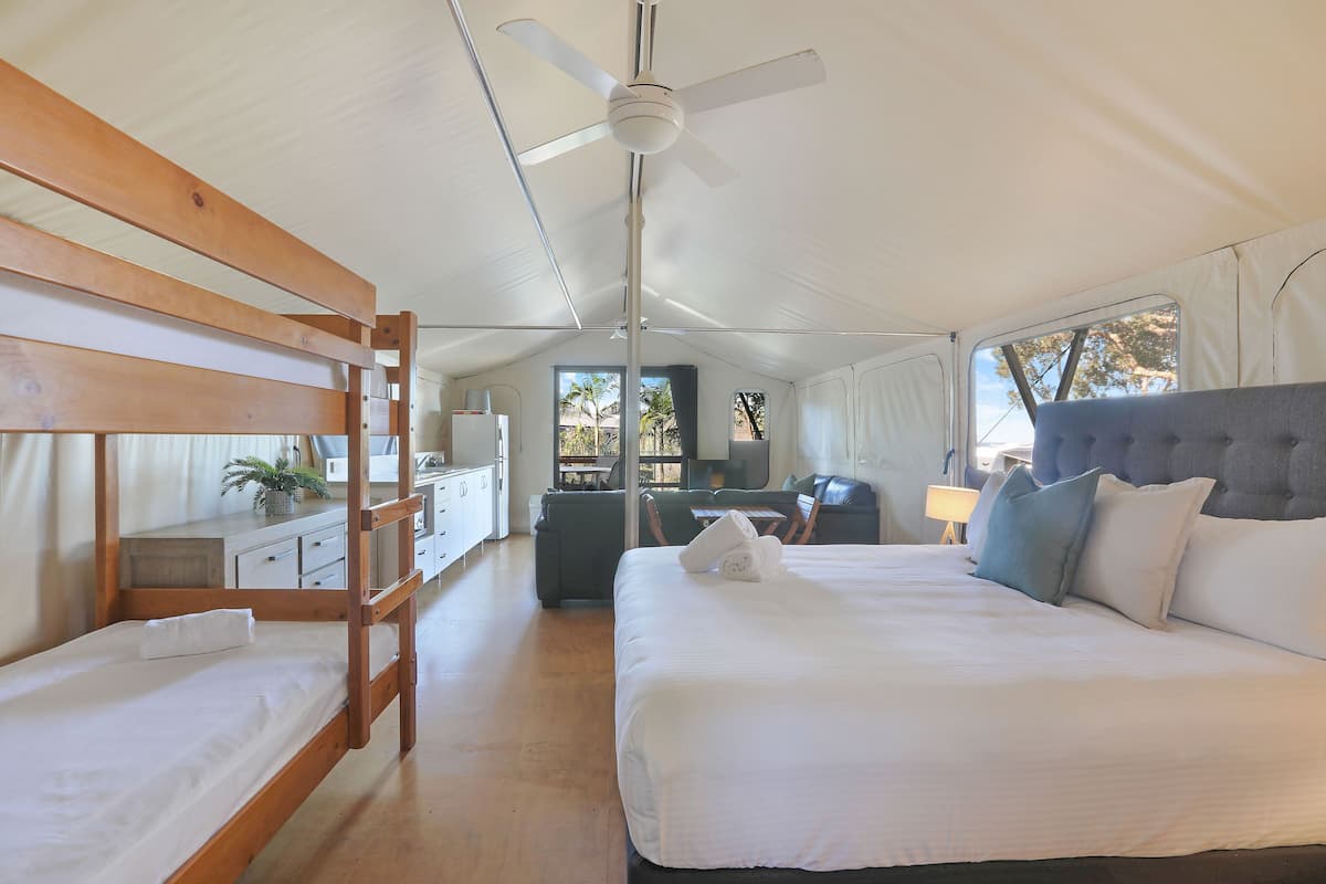 Tenda Deluxe (Beach / Sleeps 4) | 2 camere, ferro/asse da stiro, lenzuola