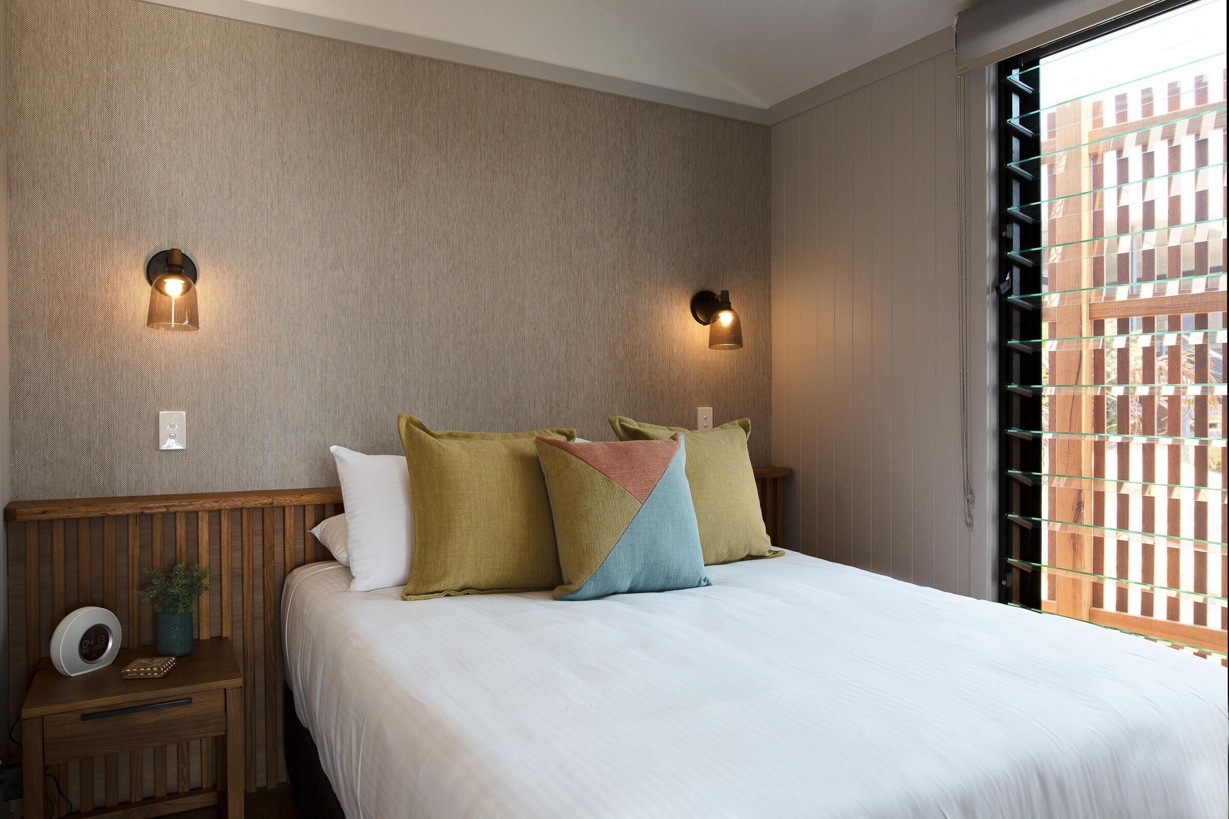 Iron/ironing board, bed sheets