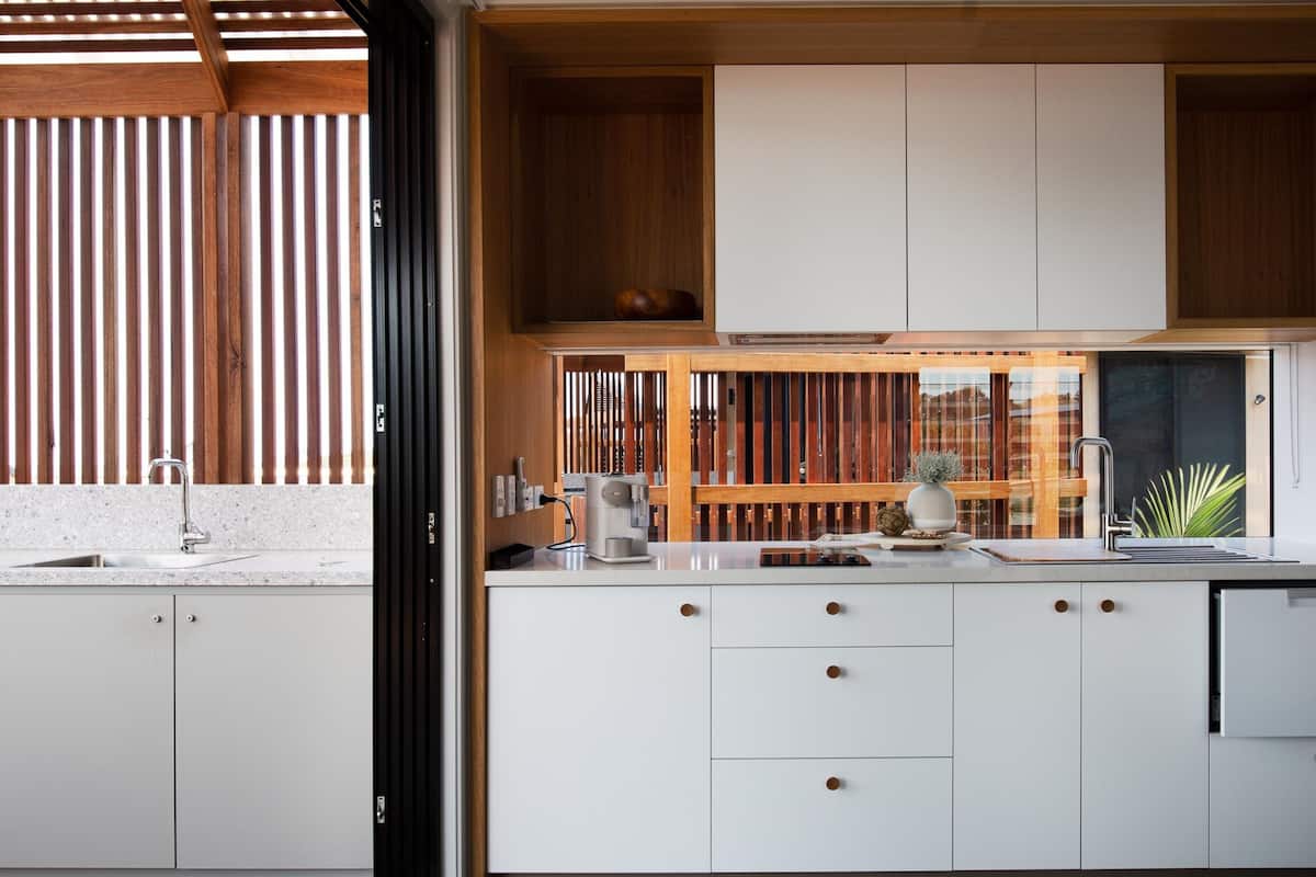Großer Kühlschrank, Mikrowelle, Wasserkocher mit Kaffee-/Teezubehör