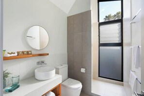Cabaña Premium (Sleeps 5 - Dog Friendly) | Baño | Regadera, amenidades de baño gratuitas, secadora de cabello, toallas 