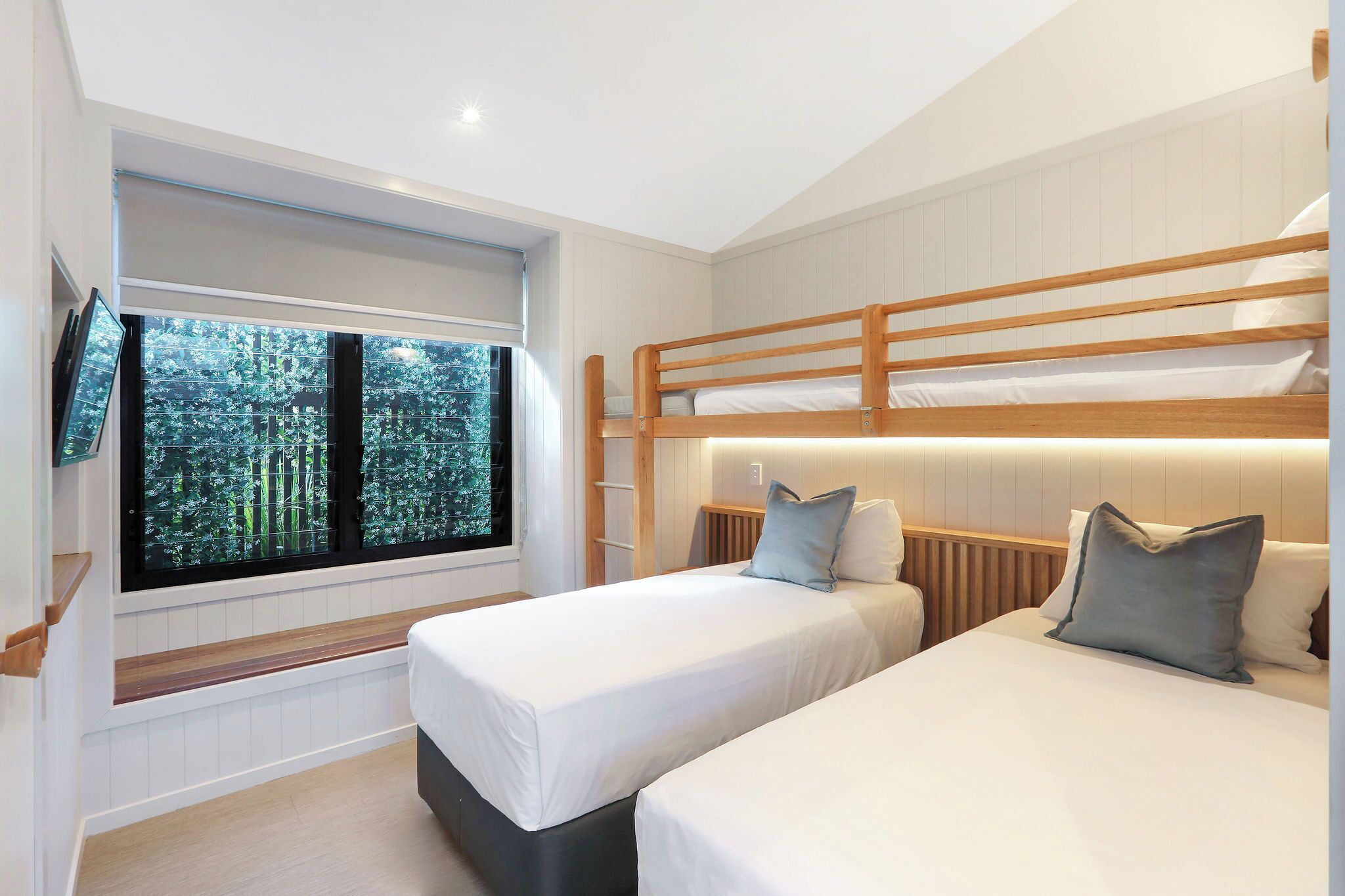 Premium Cabin - Sleeps 5 | Iron/ironing board, bed sheets