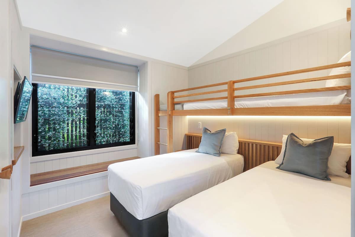 Premium Cabin - Sleeps 5 | Iron/ironing board, bed sheets