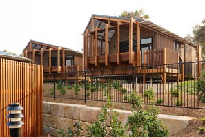 Premium Cabin - Sleeps 2 - Dog Friendly | Terrace/patio - Reflections Bonny Hills - Holiday Park (Bonny Hills)