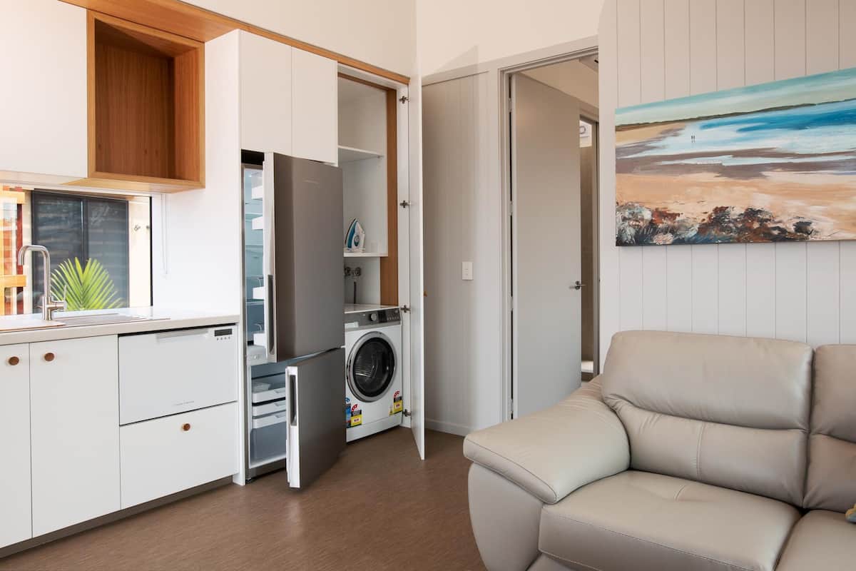 Großer Kühlschrank, Mikrowelle, Wasserkocher mit Kaffee-/Teezubehör