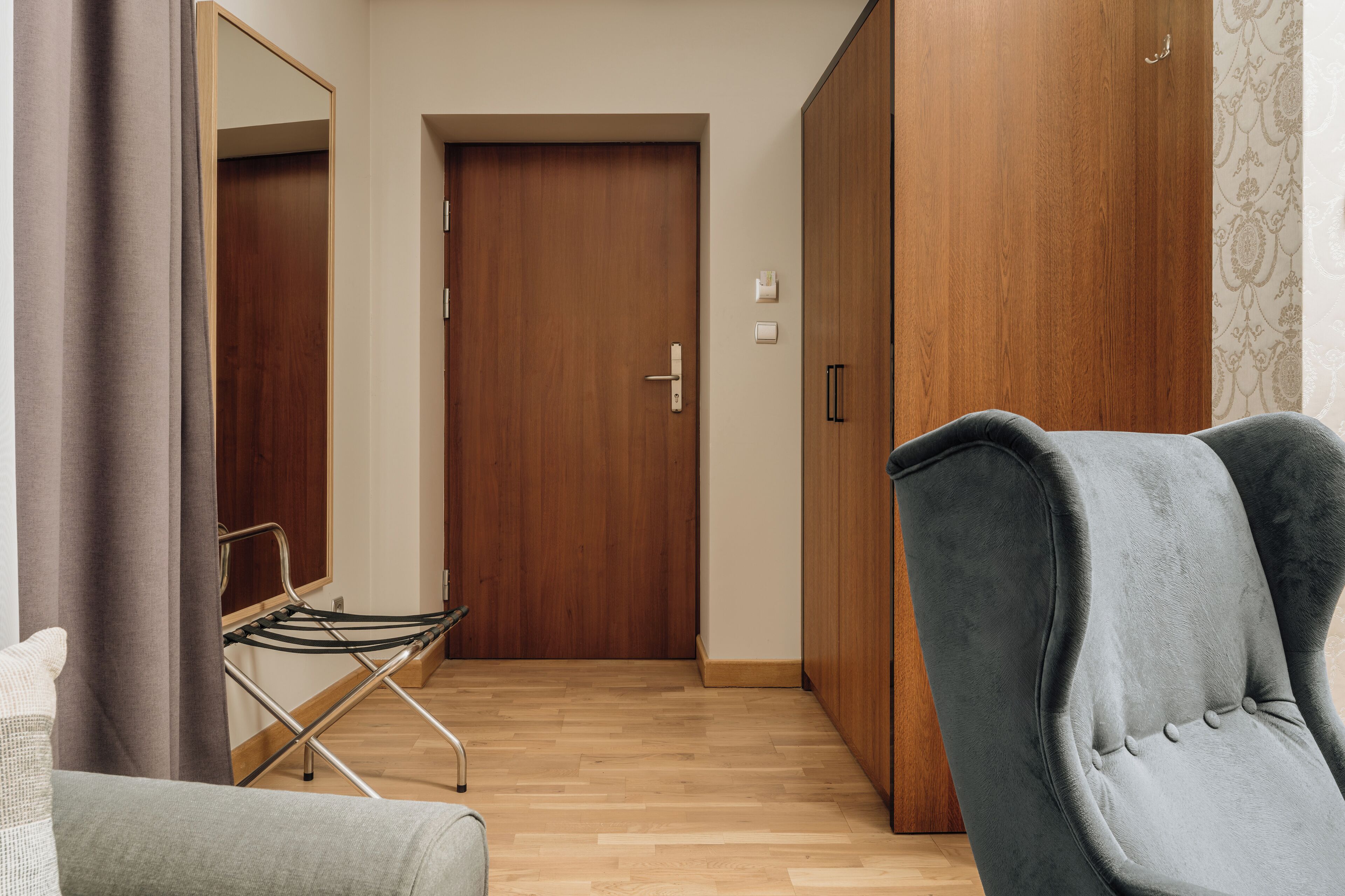 Suite, balkong | Minibar, safe på rommet, individuelt dekorert og skrivebord