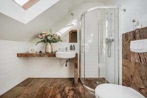 Standard-Doppel- oder -Zweibettzimmer | Badezimmer | Kostenlose Toilettenartikel, Haartrockner, Hausschuhe, HandtĂŒcher
