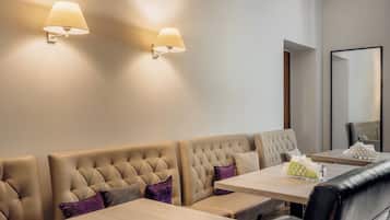 Se sirven desayunos y cocina internacional