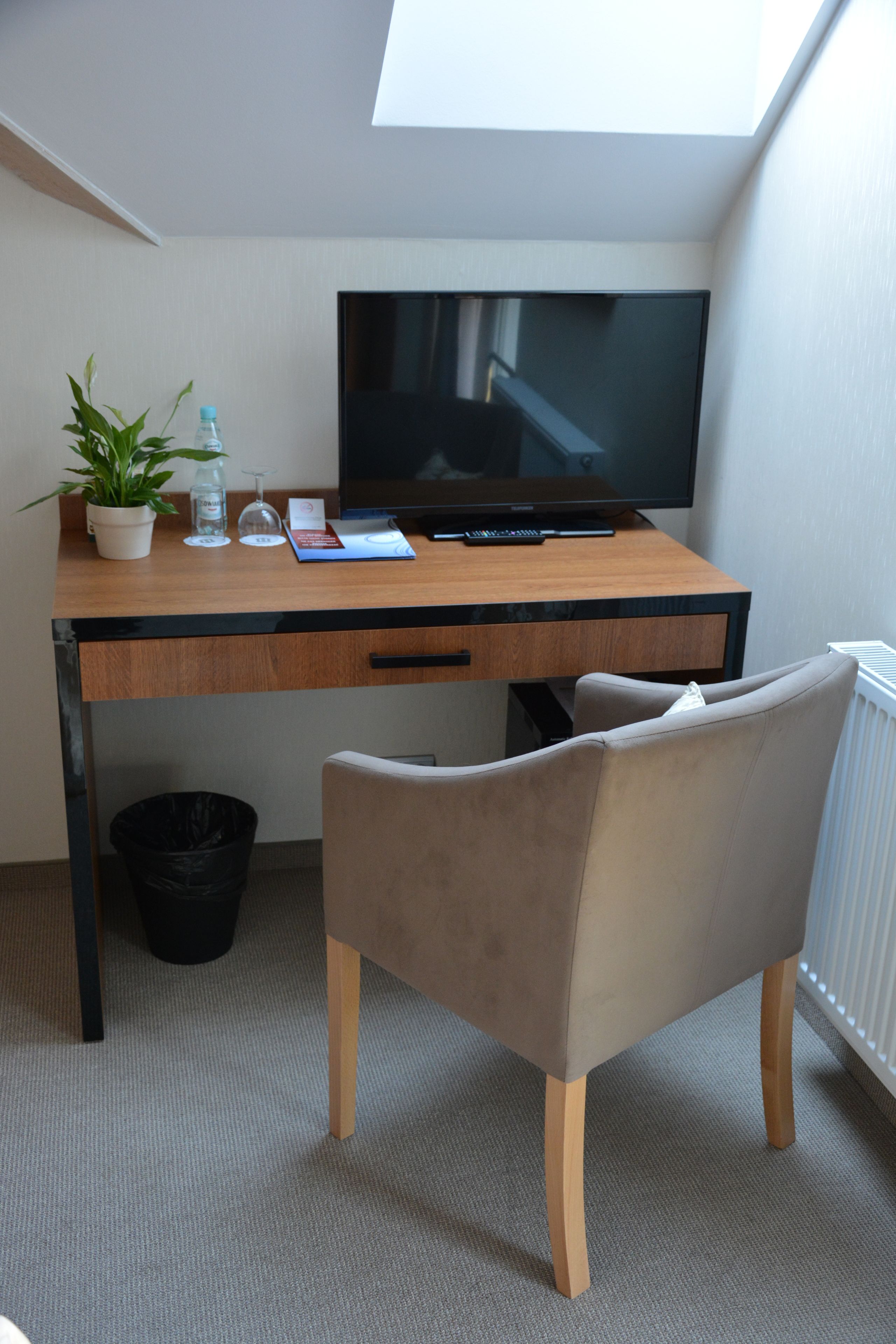 standard single room | minibar, in-room safe, individually decorated, desk