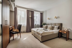 Dobbeltrom – superior | Minibar, safe på rommet, individuelt dekorert og skrivebord