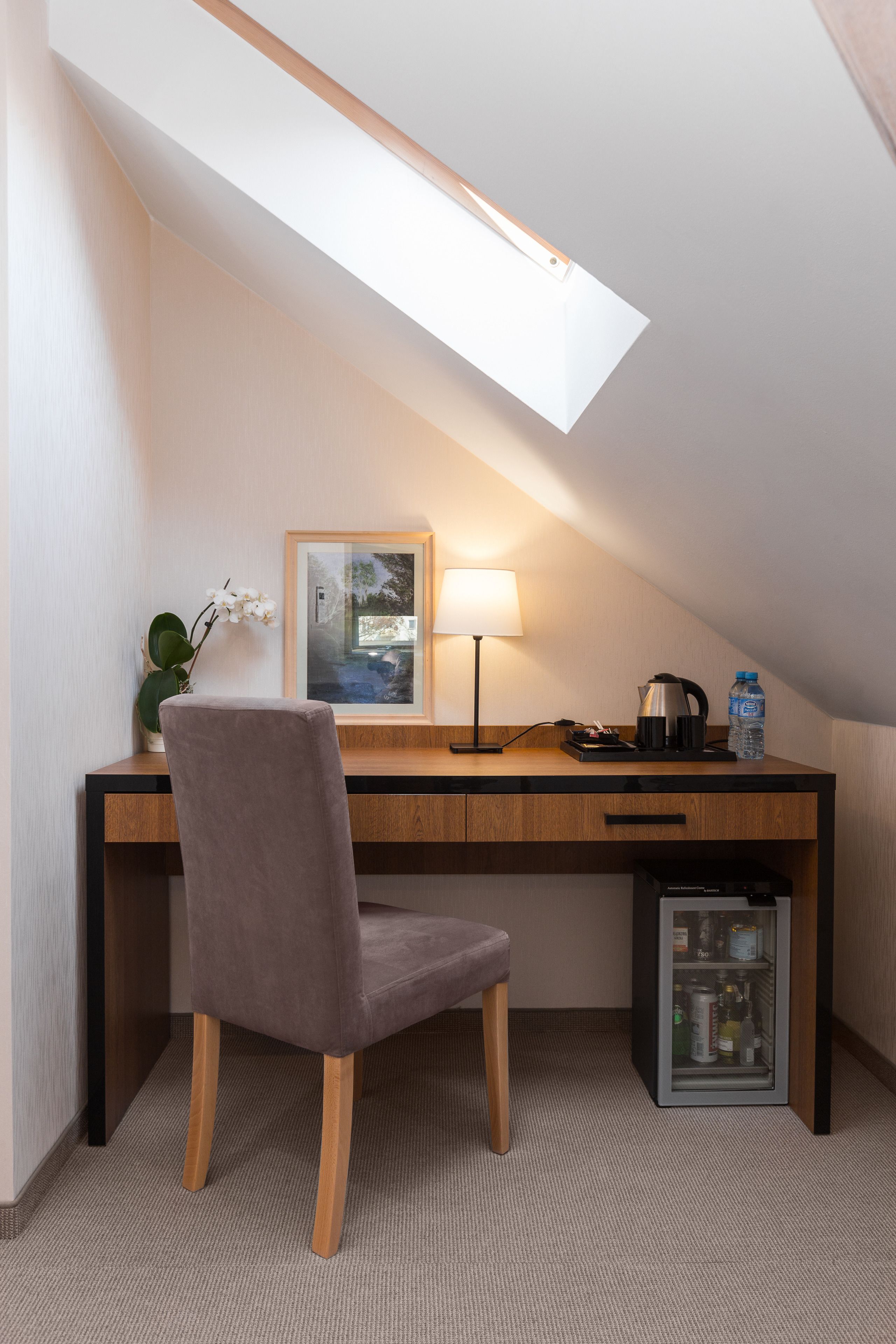 standard double or twin room | minibar, in-room safe, individually decorated, desk