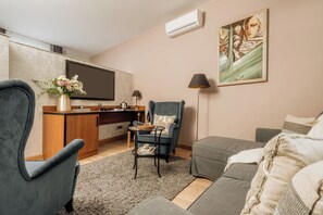 Suite, balcón | Minibar, caja de seguridad en la habitación y decoración personalizada 