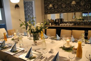 Daily buffet breakfast (PLN 50 per person)