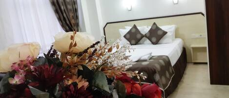 Suite | Desk, free cribs/infant beds, rollaway beds