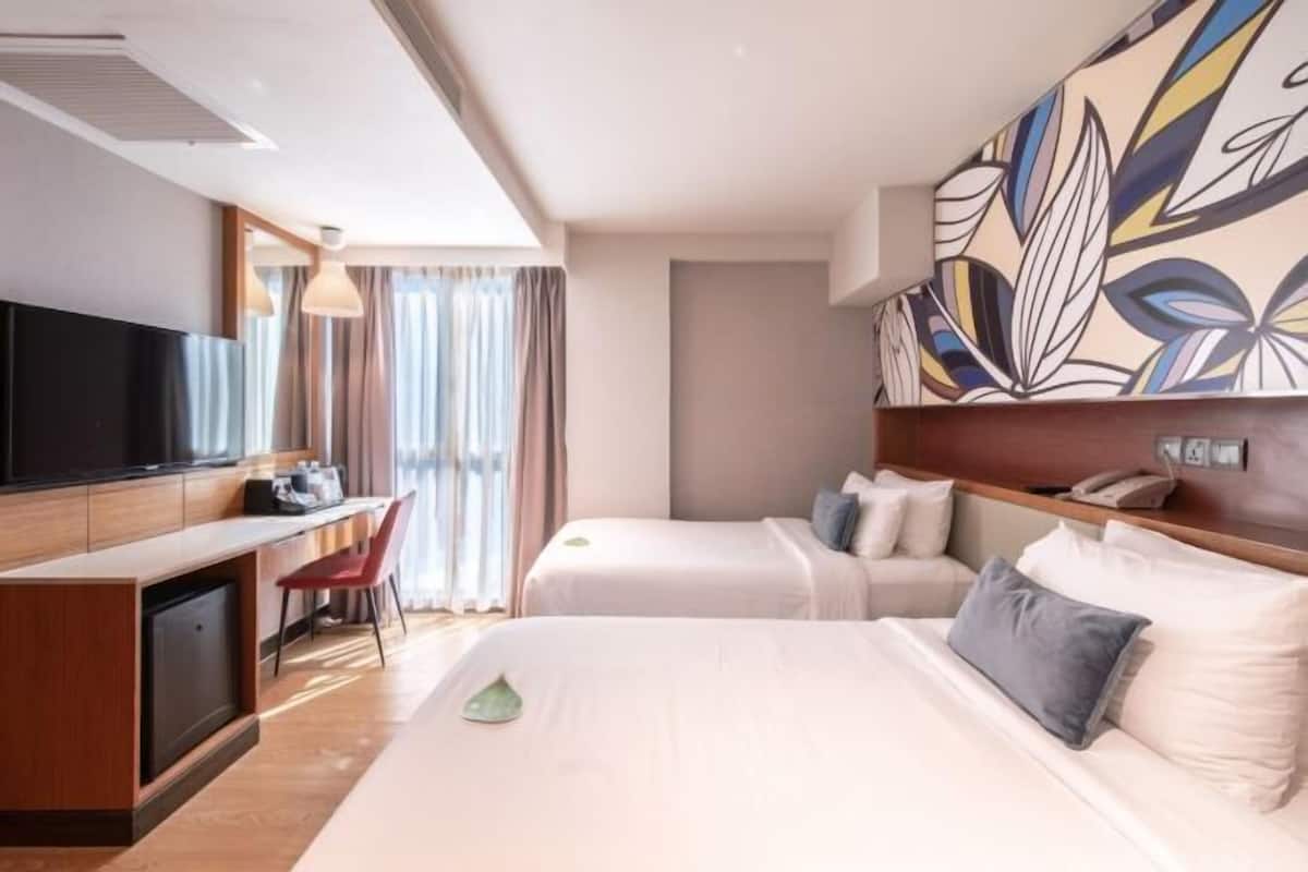 Hypo-allergenic bedding available, minibar, in-room safe