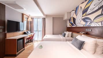 Quarto duplo luxo | Roupas de cama antialérgicas, frigobar, cofres nos quartos