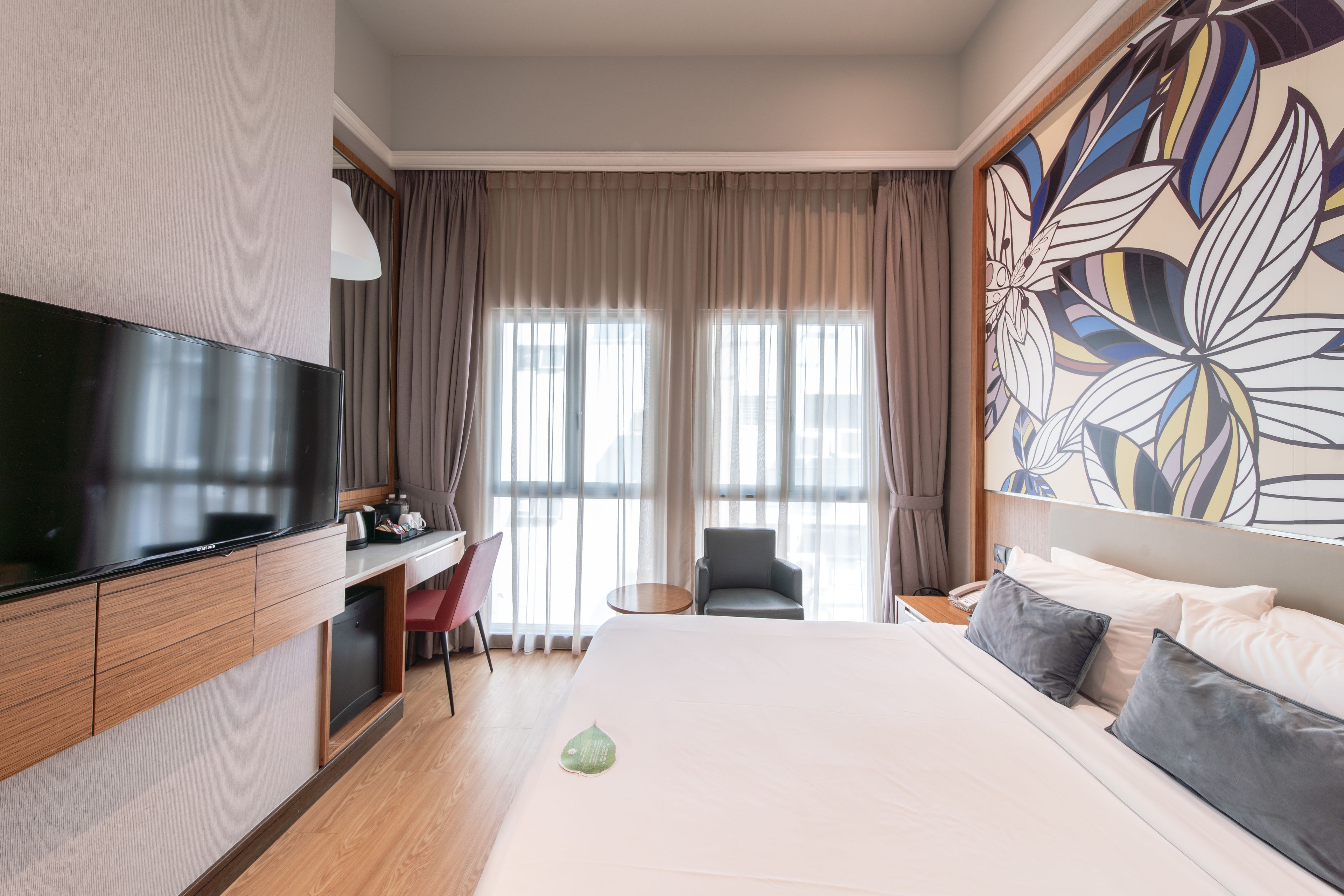 deluxe room, 1 queen bed | hypo-allergenic bedding, minibar, in-room safe, blackout curtains