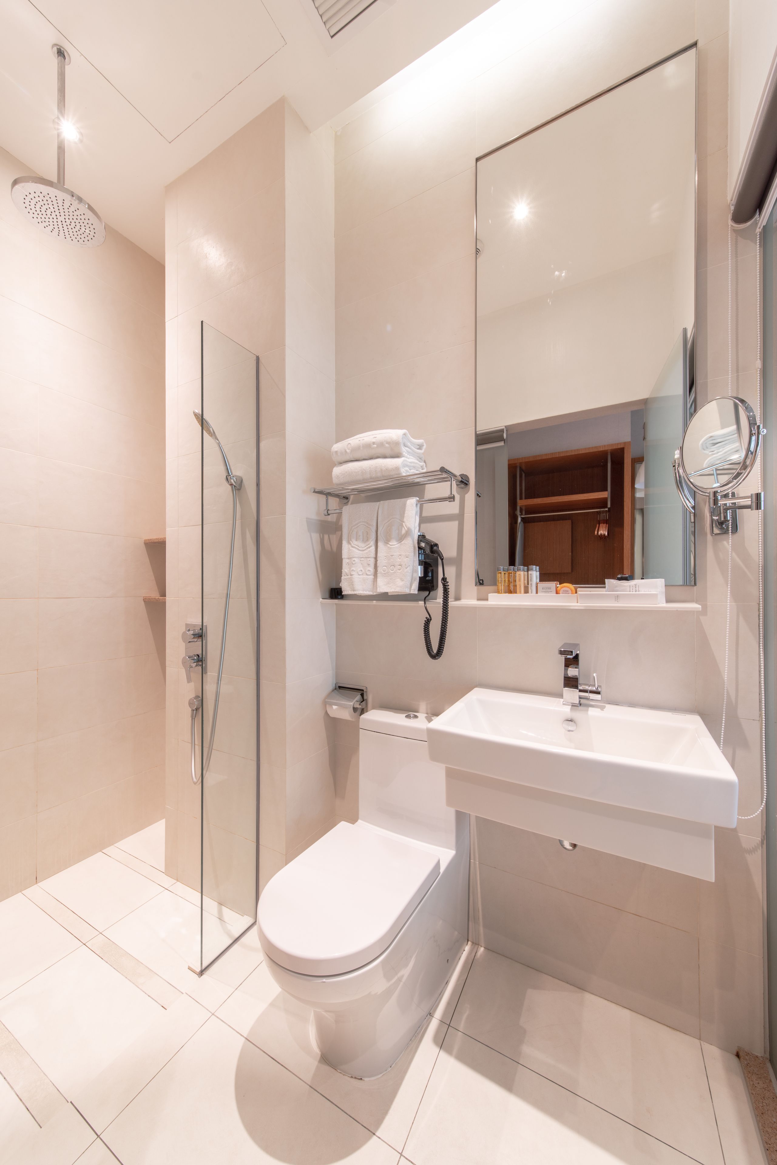 executive room, 1 king bed | bathroom | free toiletries, hair dryer, slippers, towels