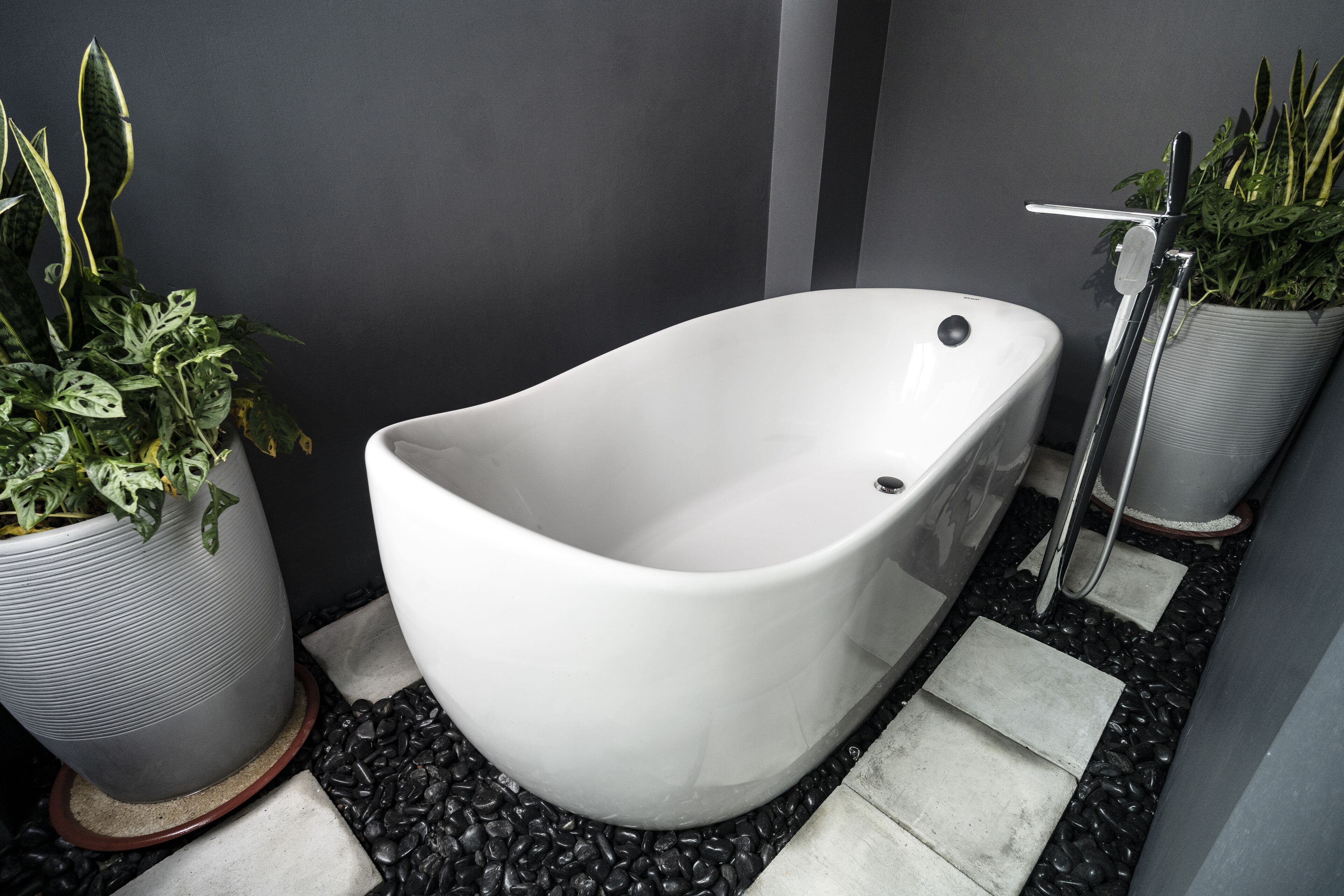 deluxe garden queen (new wing) | bathroom | free toiletries, hair dryer, slippers, towels